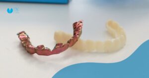 Titanio y biocompatibilidad: la importancia del ajuste y la precisión en prótesis dentales.